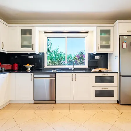 Villa Captivating 600m To Vau